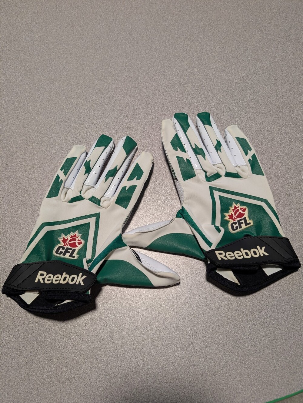Saskatchewan Roughriders Reebok CFL Gloves Adult Sized XL New Without Tags
